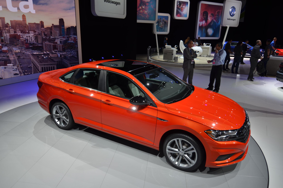 Tại thị trường ôtô Mỹ, mẫu xe sedan Volkswagen Jetta 2019 sẽ được bán ra với 6 phiên bản là S, SE, SEL, SEL Premium và R-Line. Cụ thể,phiên bản tiêu chuẩn S có giá khởi điểm từ 19.395 USD (tương đương 442 triệu đồng) - rẻ hơn đời cũ 100 USD.