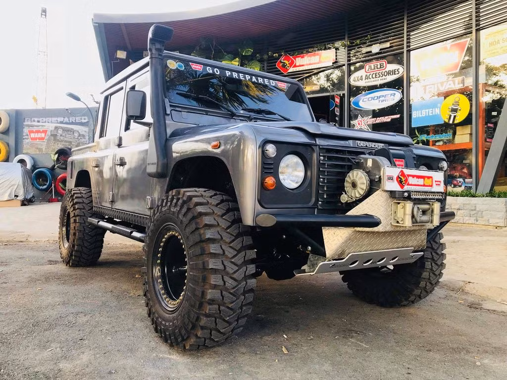 Một xưởng độ Offroad tại Sài Gòn đã đầu tư nâng cấp chiếc Land Rover Defender TD5 với đầy đủ các phụ kiện giúp cho chiếc xe trở nên ngầu hơn mang phong cách địa hình cực chất.