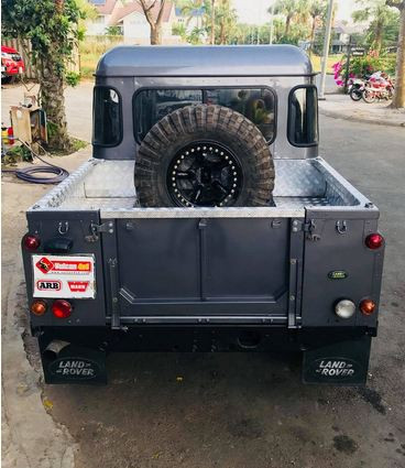 Ngoại thất xe vẫn giữ nguyên bản với những đường nét vuông vứt nam tính.