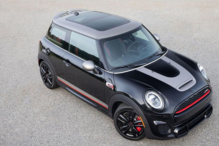 Được biết nguyên bản của mẫu xe Mini John Cooper Works Knights Edition sắp ra mắt là chiếc John Cooper Works Hardtop. Xe sở hữu màu sơn Midnight Black và Melting Silver khá đặt biệt.