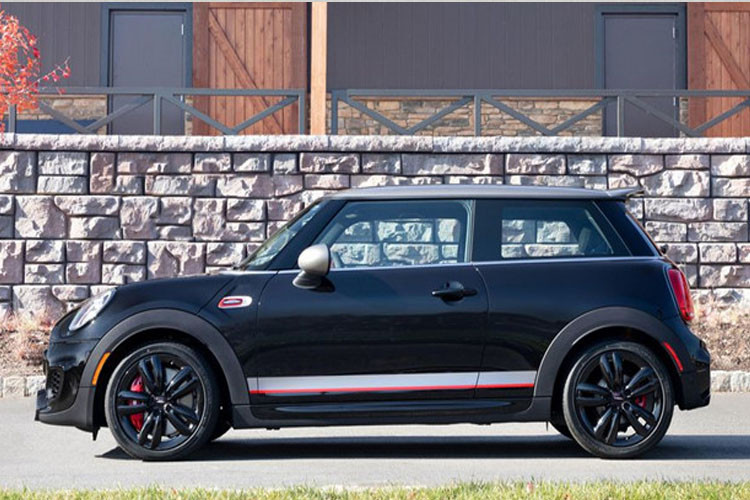 Mâm xe là loại hai chấu kép Ferric Grey 18 inch được sơn đen.