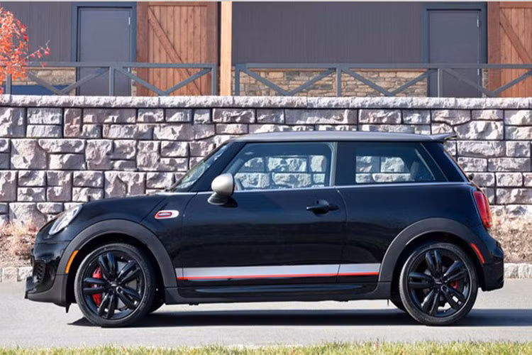 Mâm xe là loại hai chấu kép Ferric Grey 18 inch được sơn đen.