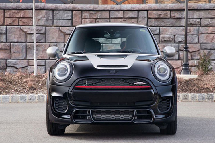 Điểm nhấn thu hút nhất ở mẫu xe mới này là nững chi tiết màu đỏ ở dưới lưới tản nhiệt, phía bên sườn và bộ kẹp phanh.