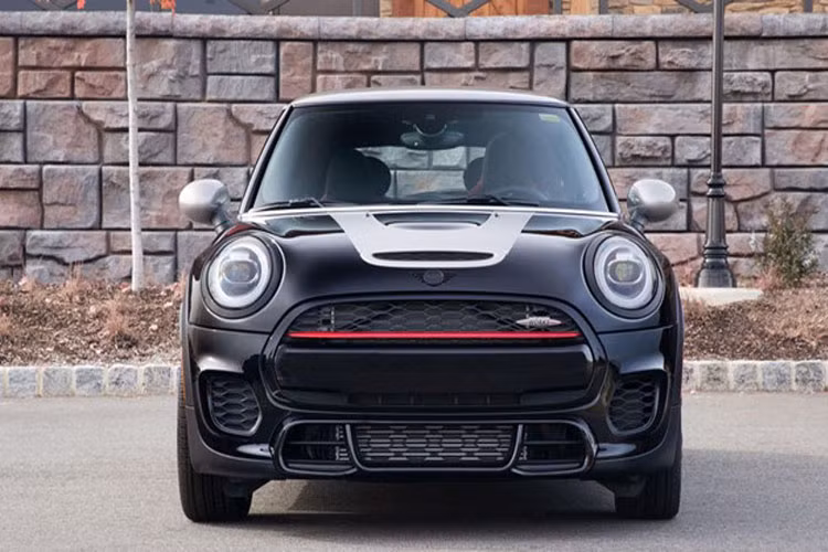 Điểm nhấn thu hút nhất ở mẫu xe mới này là nững chi tiết màu đỏ ở dưới lưới tản nhiệt, phía bên sườn và bộ kẹp phanh.