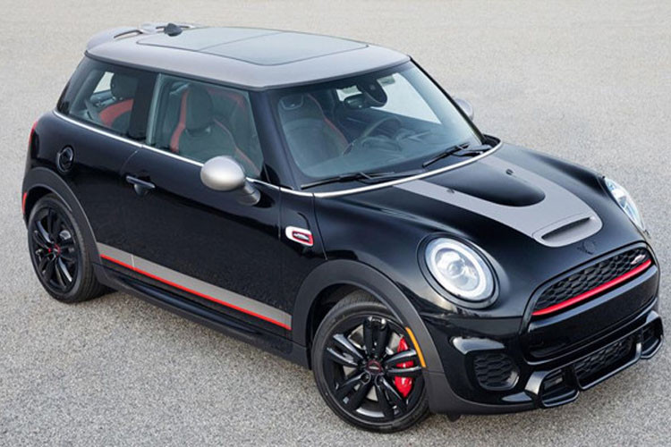 Tay nắm cửa, body kit và logo Mini đều được phủ màu đen piano.