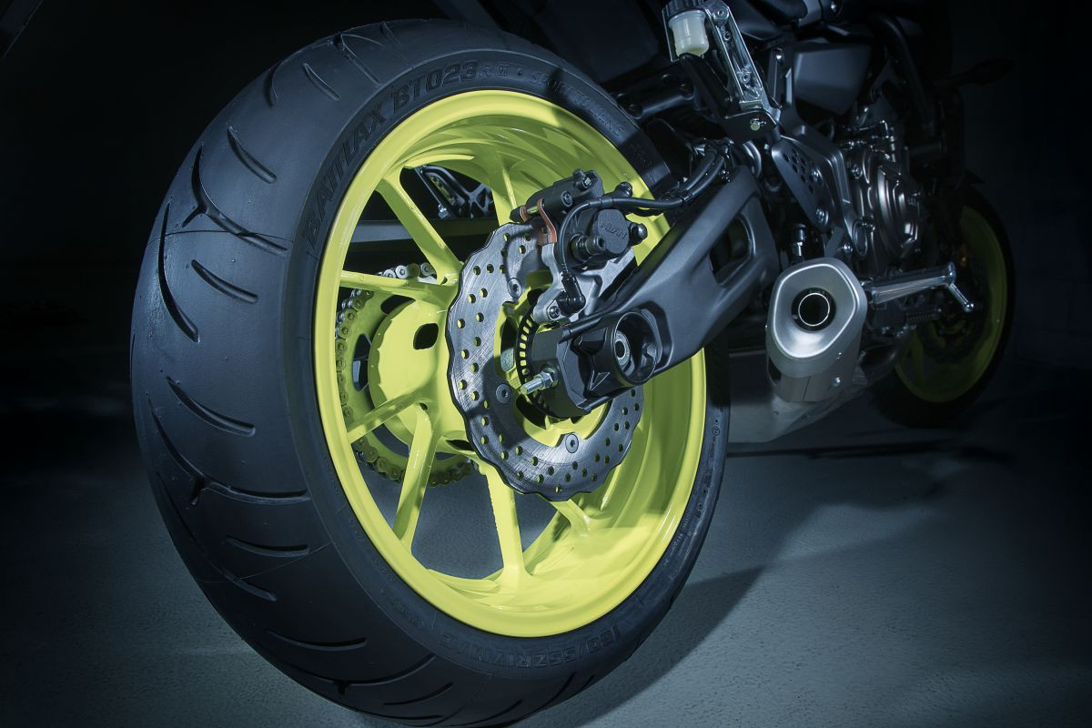 Bộ mâm 17 inch cực khủng nhưng vẫn rất hài hòa với tổng thể dáng xe, đi kèm lốp trước 120/70 và lốp sau 180/55.