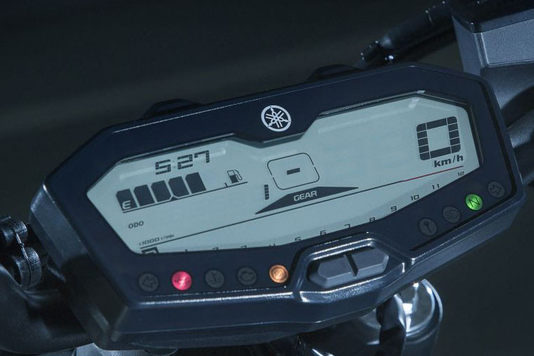 Bảng đồng hồ điều khiển tích hợp nhiều chức năng mới hiện đại.