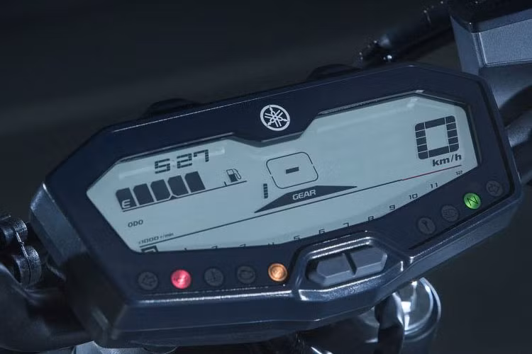 Bảng đồng hồ điều khiển tích hợp nhiều chức năng mới hiện đại.