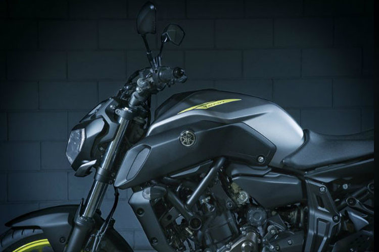 Bình xăng xe 15 lít với hốc thông khí phong cách mới. Nhìn bề ngoài phiên bản 2019 của mẫu xe MT-07 nhìn kiá giống với "hai đàn anh" MT-10 và MT-09 của hãng xe máy Yamaha.