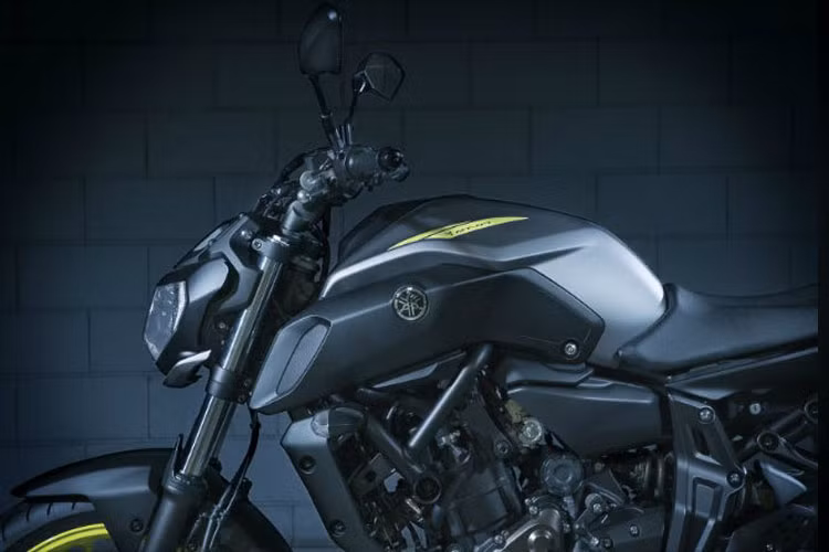 Bình xăng xe 15 lít với hốc thông khí phong cách mới. Nhìn bề ngoài phiên bản 2019 của mẫu xe MT-07 nhìn kiá giống với "hai đàn anh" MT-10 và MT-09 của hãng xe máy Yamaha.