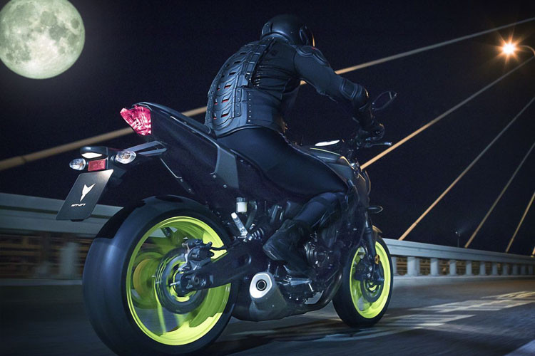 MT-07 có yên xe thiết kế lại, lớn hơn 30% và vót dài thêm một chút xuống hai bên của bình xăng, mang lại tư thế ngồi thoải mái hơn cho người lái. Giá xe Yamaha MT-07 dự đoán khoảng hơn 200 triệu đồng tại Malaysia.