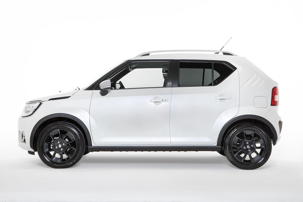 Chiếc hatchback cỡ nhỏ Suzuki có chiều dài 3,7m và có dải LED định vị chữ U khá đẹp. Xe được trang bị đầy đủ các tiêu chuẩn như bánh xe hợp kim 16 inch, kính bảo vệ cá nhân, điều khiển hành trình.