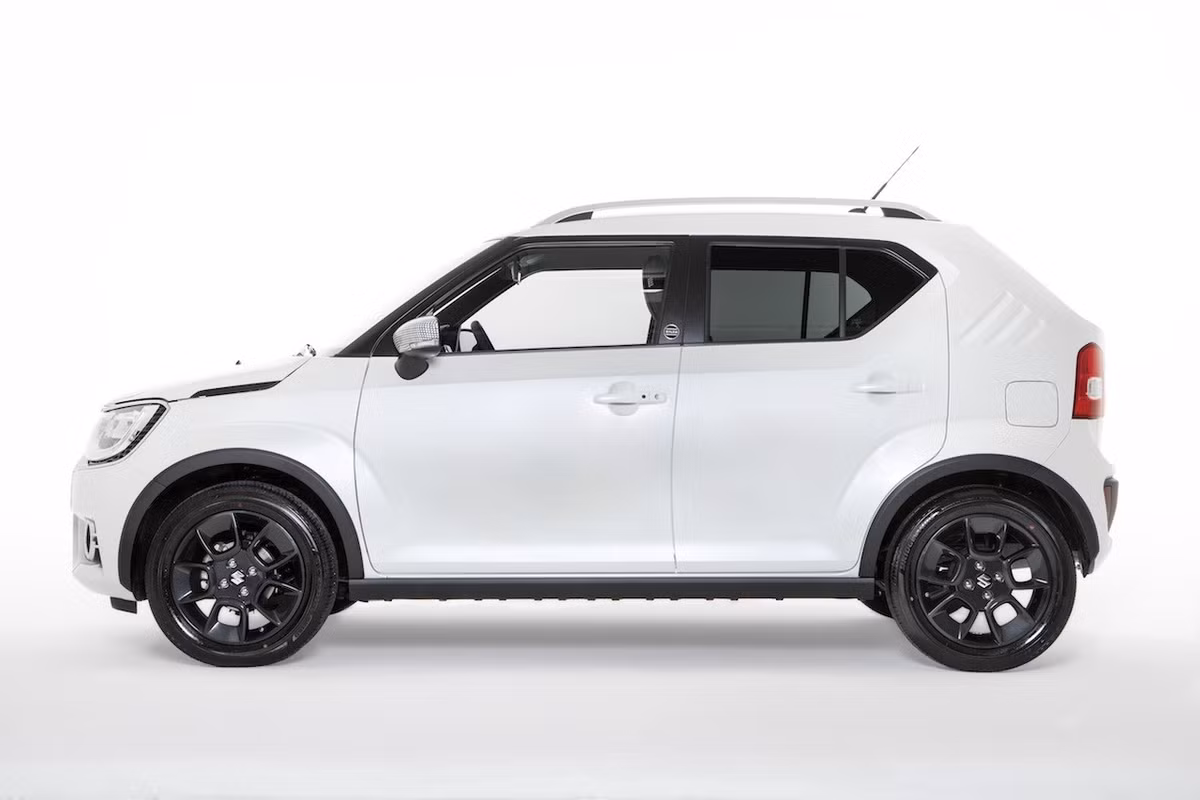 Chiếc hatchback cỡ nhỏ Suzuki có chiều dài 3,7m và có dải LED định vị chữ U khá đẹp. Xe được trang bị đầy đủ các tiêu chuẩn như bánh xe hợp kim 16 inch, kính bảo vệ cá nhân, điều khiển hành trình.