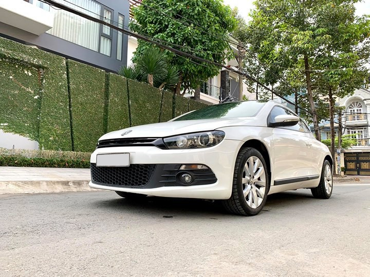 Một chiếc xe Volkswagen Scirocco 1.4L 2010 hiện được rao bán với giá 535 triệu đồng trên thị trường xe cũ tại Hà Nội, chỉ ngang ngửa với một chiếc Hyundai Grand i10 Sedan 1.2 AT sau khi ra biển. Mức giá này được cho là khá rẻ và khiến không ít người tò mò.
