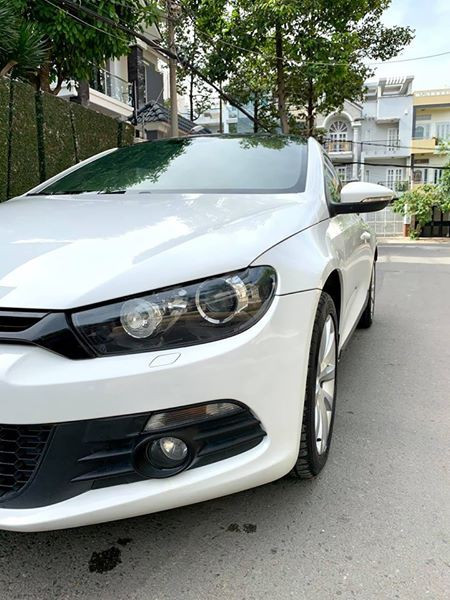 Mẫu xe Volkswagen Scirocco đời 2010 này nặng đến 1.285 kg và có kích thước dài x rộng x cao lần lượt là 4.256 x 1.810 x 1.404 (mm). Tất cả các chi tiết trên xe hầu như vẫn giữ nguyên bản và còn mới.