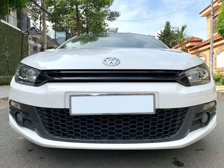 Sở dĩ có giá rẻ vậy vì Volkswagen Scirocco đang rớt giá lớn trên thị trường xe cũ do một số tin đồn về trục trặc tới từ động cơ và hộp số. Ngoài lý do đó thì ngoại nội thất xe vẫn còn rất mới và bắt mắt. Xe sở hữu màu sơn trắng sang trọng.