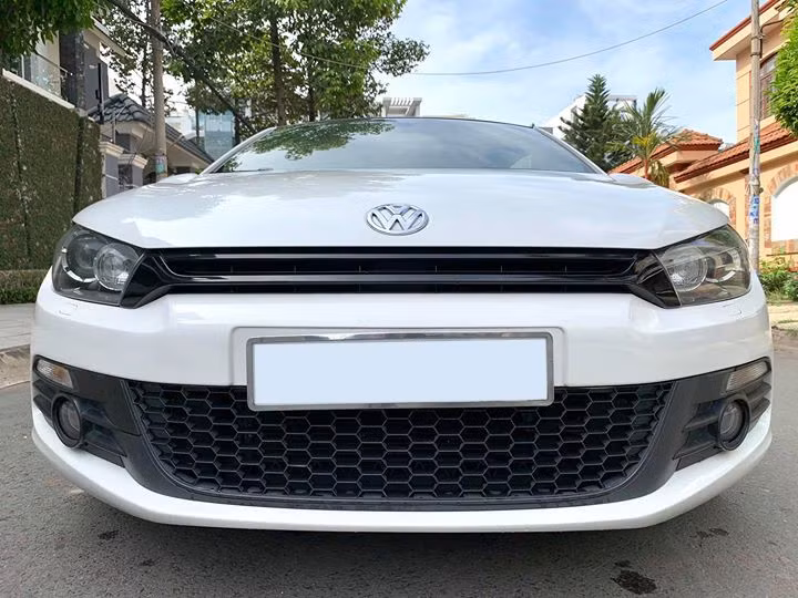 Sở dĩ có giá rẻ vậy vì Volkswagen Scirocco đang rớt giá lớn trên thị trường xe cũ do một số tin đồn về trục trặc tới từ động cơ và hộp số. Ngoài lý do đó thì ngoại nội thất xe vẫn còn rất mới và bắt mắt. Xe sở hữu màu sơn trắng sang trọng.