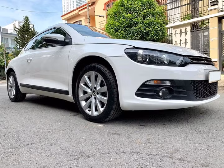 Volkswagen Scirocco 2010 sử dụng khối động cơ TSI 4 xy-lanh tăng áp, phun xăng trực tiếp có dung tích 1.390cc.
