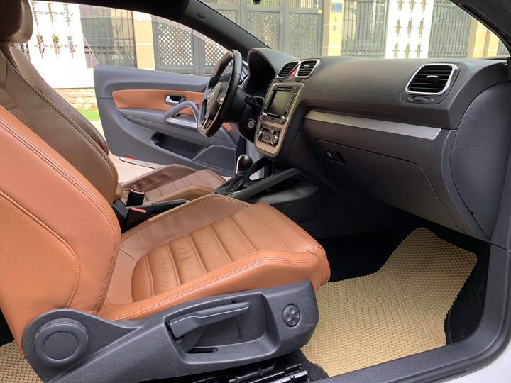 Bên trong nội thất xe được chủ nhân giữ gìn cẩn thận khiến tất cả đều như mới và nguyên bản.