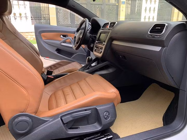 Bên trong nội thất xe được chủ nhân giữ gìn cẩn thận khiến tất cả đều như mới và nguyên bản.