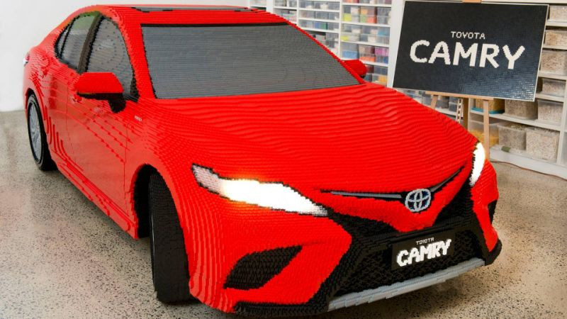 Mô hình chiếc Toyota Camry 2018 được lắp ráp từ hơn 500.000 viên lego đỏ chói có ngoại hình không khác gì một chiếc xe thực tế. Tuy nhiên nó nặng đến 2 tấn, nặng hơn 400 kg so với chiếc xe thực.
