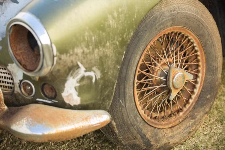 Mâm xe. Chiếc xe mới chỉ được lăn bánh khoảng đường không nhiều nên dù vành tăm đã gỉ sắt nhưng lốp vẫn còn căng và dường như không bị hao mòn.