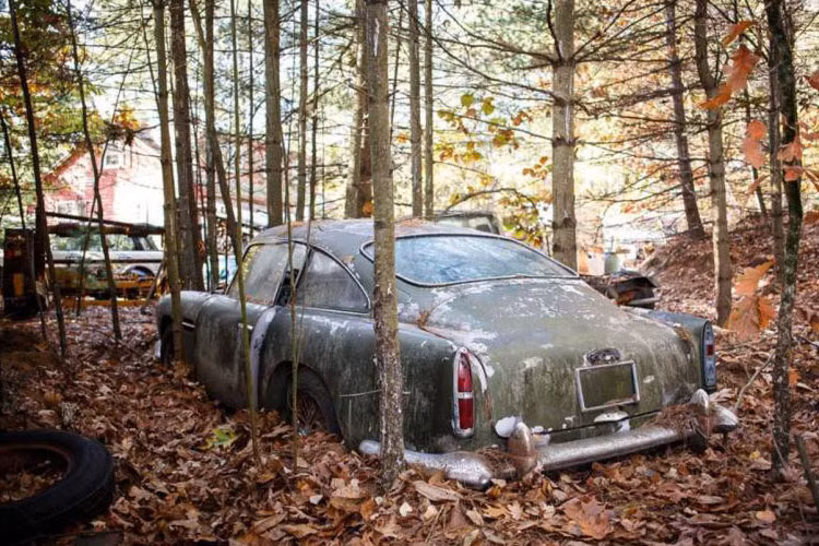 Chiếc xe sang Aston Martin DB4 đời 1960 khi được phát hiện trong tình trạng đã hoen gỉ, cũ nát.