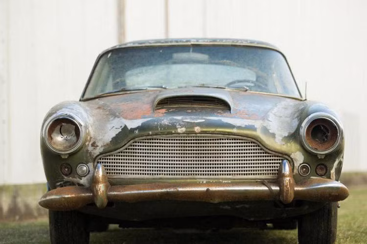 Cận cảnh mắt trước mang vẻ cổ điển của chiếc xe cổ này.