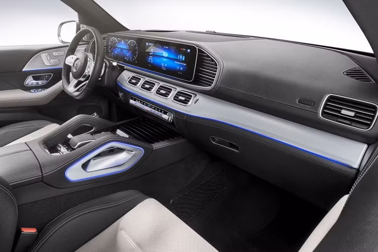 2 tay nắm cỡ lớn để làm chỗ bám khi đi off-road, đường xấu là thiết kế mới chỉ có ở mẫu xe này. Hàng ghế trước có thể điều chỉnh tựa lưng và tựa đầu phù hợp theo thể trạng của từng người.