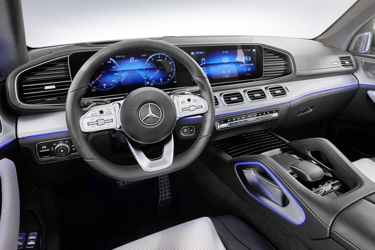 Bên trong cabin nội thất gây chú ý với cụm đồng hồ nối liền với màn hình giải trí kích thước 12,3 inch. Hiệu ứng ánh sáng màu xanh khiến không gian trở nên lung linh hơn.