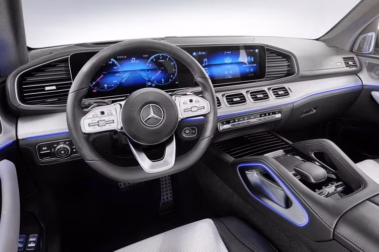 Bên trong cabin nội thất gây chú ý với cụm đồng hồ nối liền với màn hình giải trí kích thước 12,3 inch. Hiệu ứng ánh sáng màu xanh khiến không gian trở nên lung linh hơn.