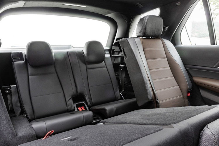 Hàng ghế thứ 2 có chỗ để chân rộng hơn và khoảng trống trên đầu khá cao.