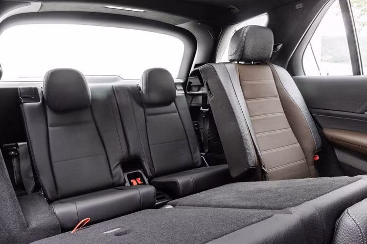 Hàng ghế thứ 2 có chỗ để chân rộng hơn và khoảng trống trên đầu khá cao.