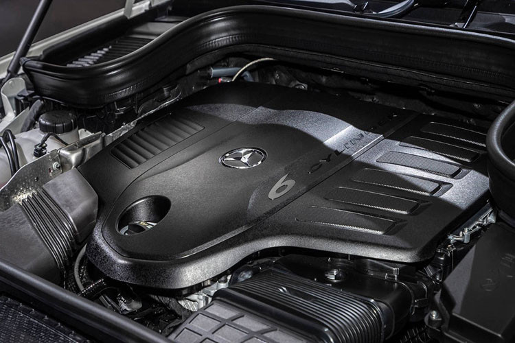 Mẫu GLE 450 4Matic sở hữu hệ truyền động hybrid nhẹ với động cơ tăng áp 6 xy-lanh thẳng hàng, dung tích 3.0L, sản sinh công suất 362 mã lực và mô-men xoắn 500 Nm.