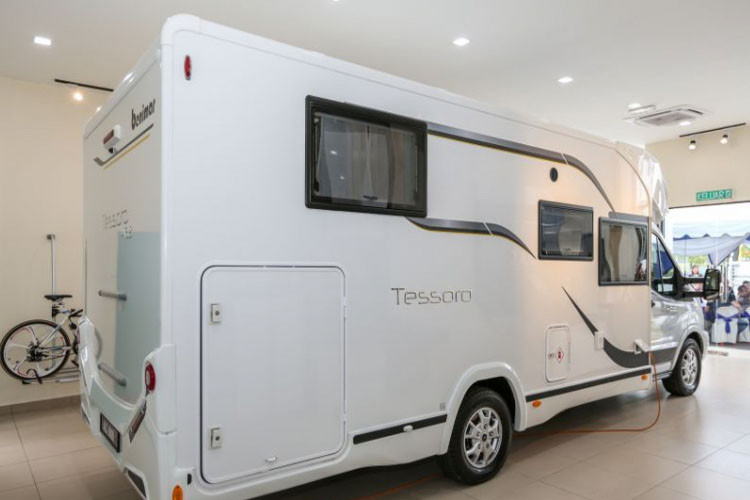 Riêng phần thân được thiết kế hình hộp chữ nhật dựa trên hệ thống khung gầm chiếc Ford Transit, có thông số dài x rộng x cao lần lượt 7.380 x 2.300 x 2.890 mm và nặng khoảng 3,17 tấn. Xe sử dụng động cơ dầu diesel tăng áp 2.0 lít cho công suất 170 mã lực đi kèm hộp số tự động.