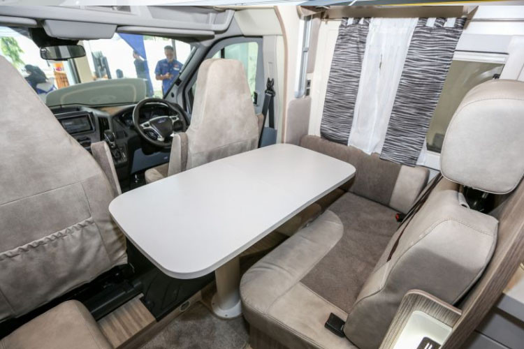 Bàn ăn được thiết kế ngay sau cabin điều khiển của xe.