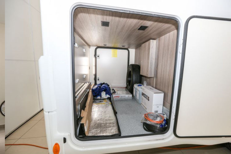 Trong một khoảng không gian nhất định của chiếc xe vẫn đủ để bày biện các phòng ban như phòng ngủ, bếp, nhà vệ sinh để phục vụ nhu cầu sinh hoạt của người dùng.