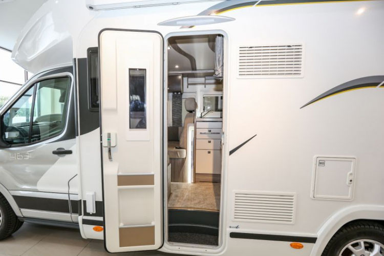 Điều khiến nhiều người ngạc nhiên là toàn bộ những trang bị tiện nghi bên trong xe Ford Transit Tessoro thiết kế có thể cho bạn cảm giác như đang ở nhà.