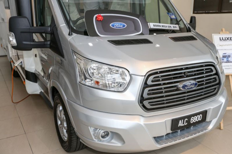 Phần đầu chiếc xe buýt Ford Transit được giữ nguyên bản.