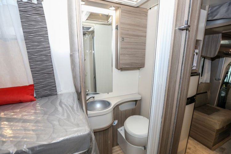 Nhà vệ sinh thu nhỏ trên xe. Trên xe có sẵn một bể chứa 120 lít nước riêng biệt có thể làm nóng và bể chứa nước thải lên tới 105 lít.