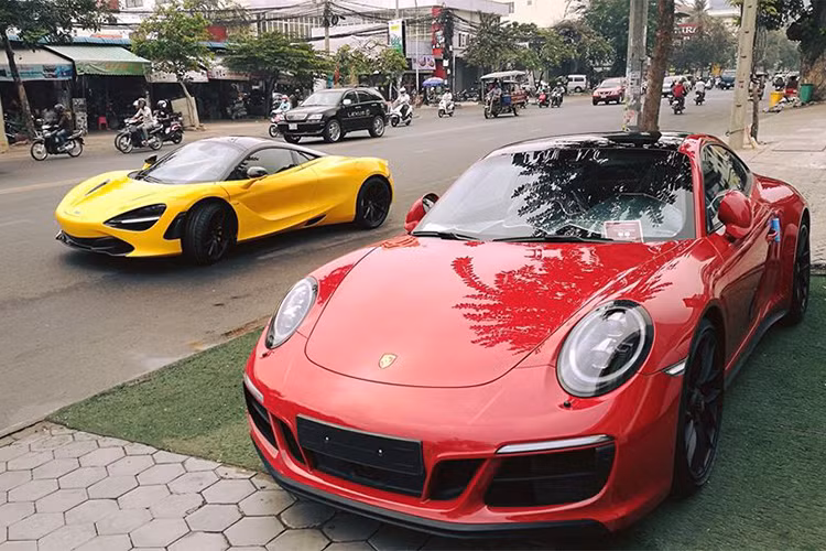 Bên sườn xe là bộ cửa cánh bướm quen thuộc của hãng siêu xe McLaren đình đám Anh quốc. Cửa cánh bướm giúp cho việc ra vào khoang nội thất của chiếc McLaren 720S trở nên dễ dàng hơn và quan trọng mang đến ngoại hình ấn tượng hơn so với nhiều mẫu xe khác cùng dòng.