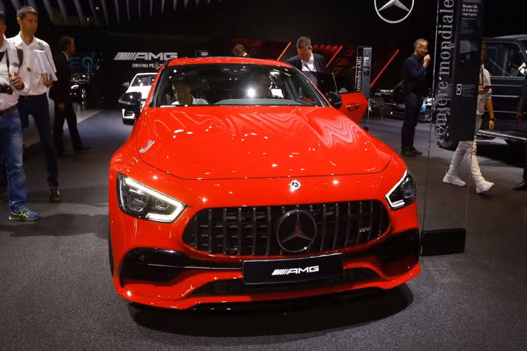 Phiên bản trưng bày tại triển lãm là Mercedes-AMG GT 4-Door 2019 mang phong cách coupe sang trọng. Xe được lấy cảm hứng thiết kế từ siêu xe Mercedes-AMG GT.