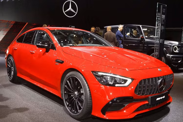 Ngoại thất xe màu đỏ tươi bắt mắt và sở hữu kiểu dáng quyến rũ, và sức mạnh đáng nể của một chiếc xe thể thao Mercedes-Benz.