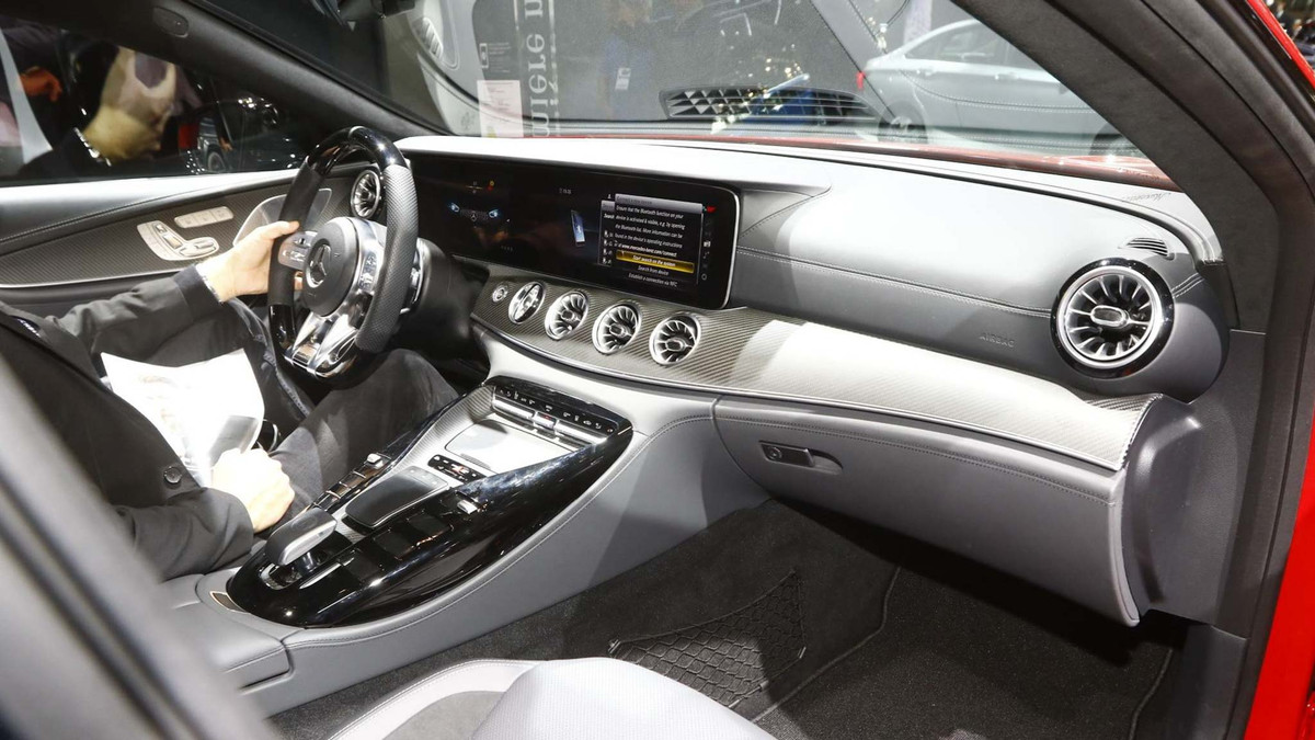  Giá bán Mercedes-AMG GT coupe 4 cửa 2019 từ 109.182 euro (khoảng 2,95 tỷ đồng) tại Đức, Mercedes-AMG GT 43 thấp hơn có giá 95.259 euro (khoảng 2,57 tỷ đồng).