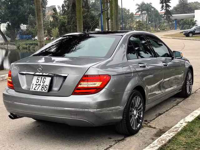 Cụm đèn hậu được thiết kế đặc trưng trên C-Class, sử dụng công nghệ LED, hệ thống ống xả đơn đặt bên trái, chính giữa có thêm nẹp kim loại mạ chrome và logo ngôi sao 3 cánh.