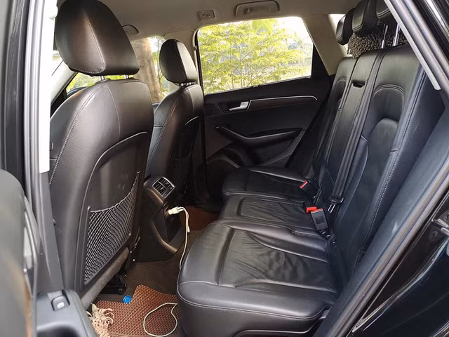 Hàng ghế sau rộng thoáng.