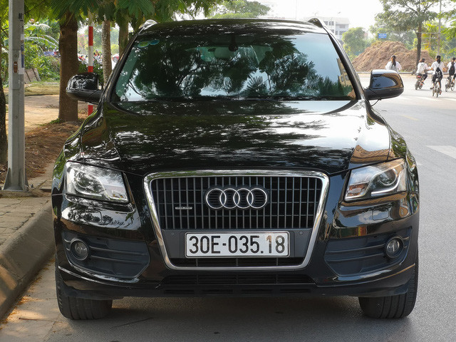 Chiếc Audi Q5 sở hữu ngoại thất màu đen bóng loáng thuộc phiên bản sản xuất năm 2010. Như vậy sau 8 năm tuổi, mức khấu hao của Audi Q5 là hơn 1 tỷ đồng so với thời điểm mua năm 2010.