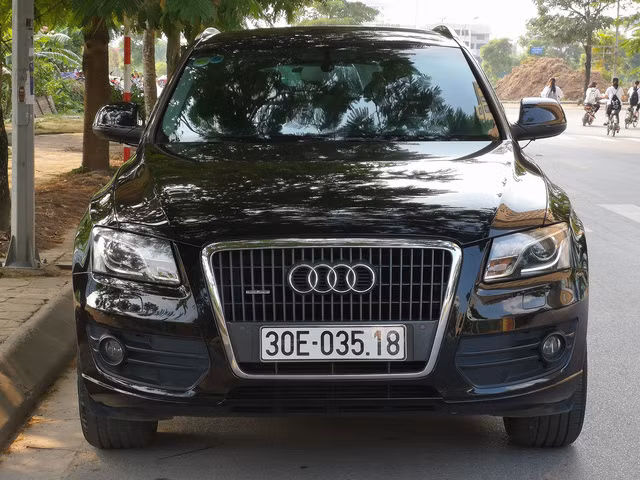 Chiếc Audi Q5 sở hữu ngoại thất màu đen bóng loáng thuộc phiên bản sản xuất năm 2010. Như vậy sau 8 năm tuổi, mức khấu hao của Audi Q5 là hơn 1 tỷ đồng so với thời điểm mua năm 2010.