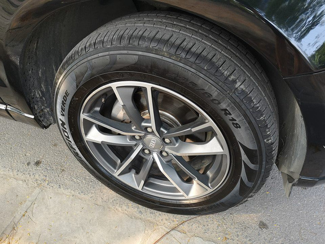 Xe sử dụng bánh mâm 5 chấu kép 18 inch với kích thước lốp 235/60. Hình ảnh mâm xe cho thấy xe dường như không được sử dụng nhiều.