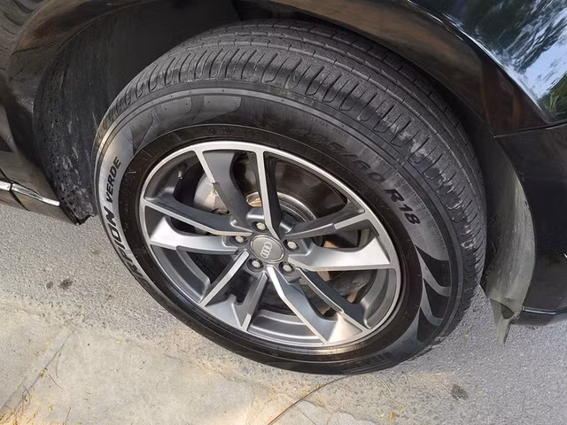 Xe sử dụng bánh mâm 5 chấu kép 18 inch với kích thước lốp 235/60. Hình ảnh mâm xe cho thấy xe dường như không được sử dụng nhiều.